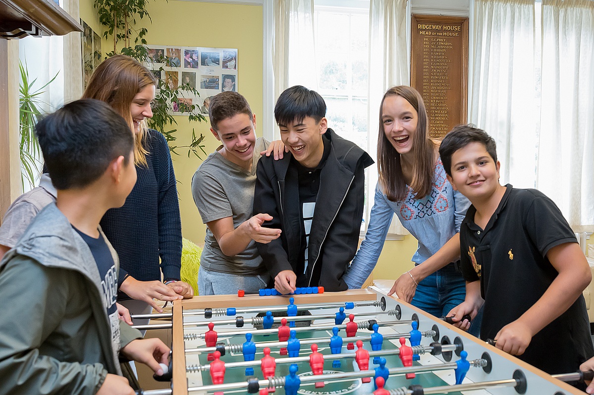 イギリスのサマースクールで楽しむ学生たち