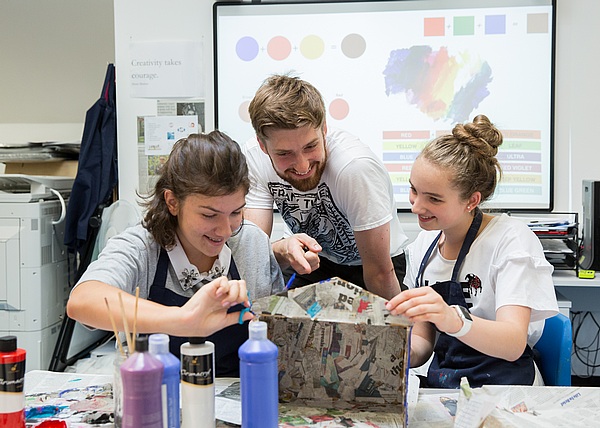 アートクラスを楽しむ学生と教える先生