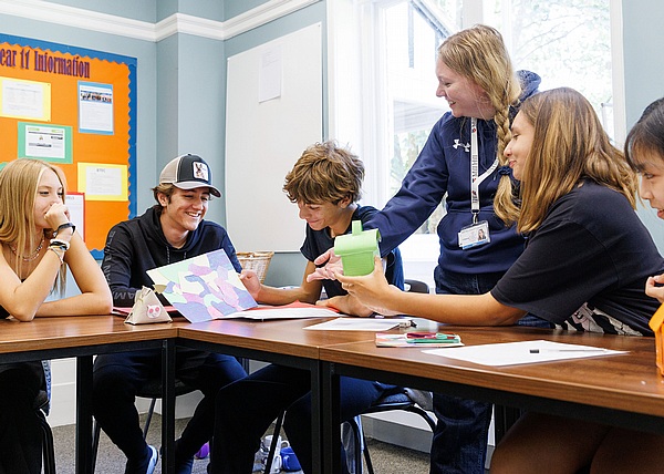 生徒と先生が課題に取り組んでいるクラス