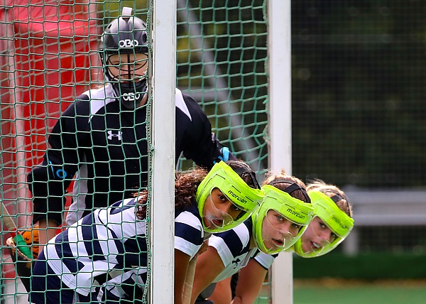 真剣な顔つきでスポーツをする学生たち