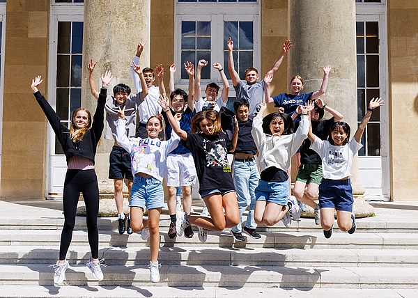 皆で飛び跳ねて記念撮影