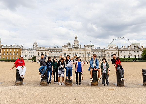 ロンドン観光を楽しむ生徒たち