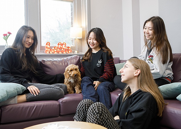 ソファーで寛ぐ生徒たち