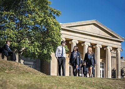 イギリス・ボーディングスクールの校庭を歩く学生
