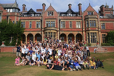 イギリス・サマーキャンプに集まった多くの若者達